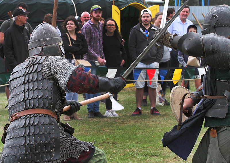 Medieval Market : Swords and Armour : Medieval Fighting : Levin : New Zealand : Richard Moore : Journalist : Photographer :